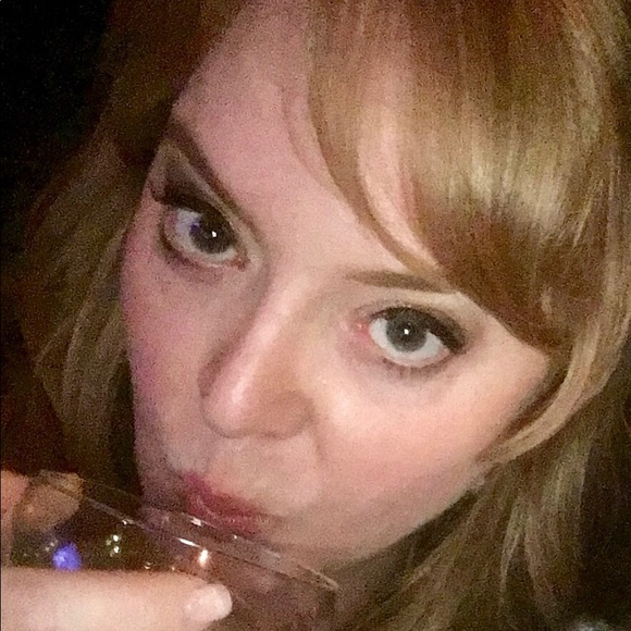 Meet your Posher, Stephanie - Picture 2 of 5